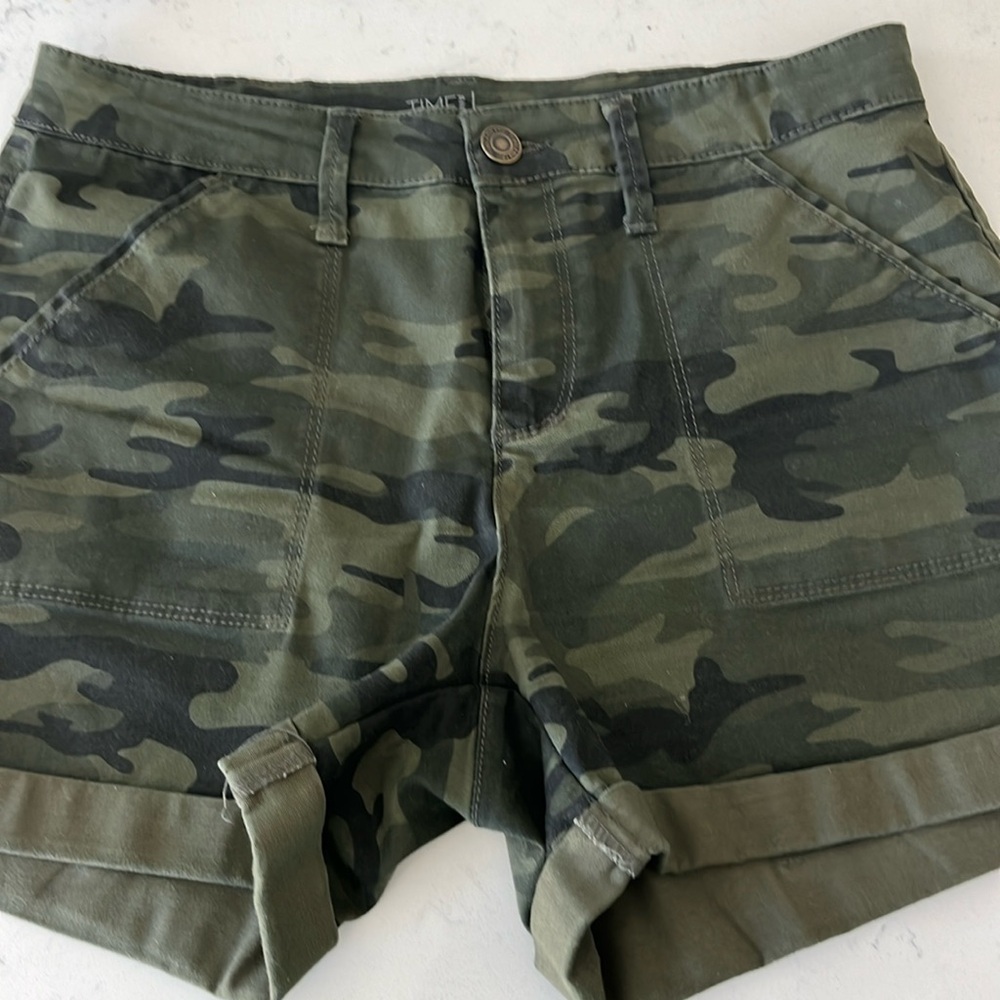Time and Tru mid rise shorts camo dark 12 women’s army green